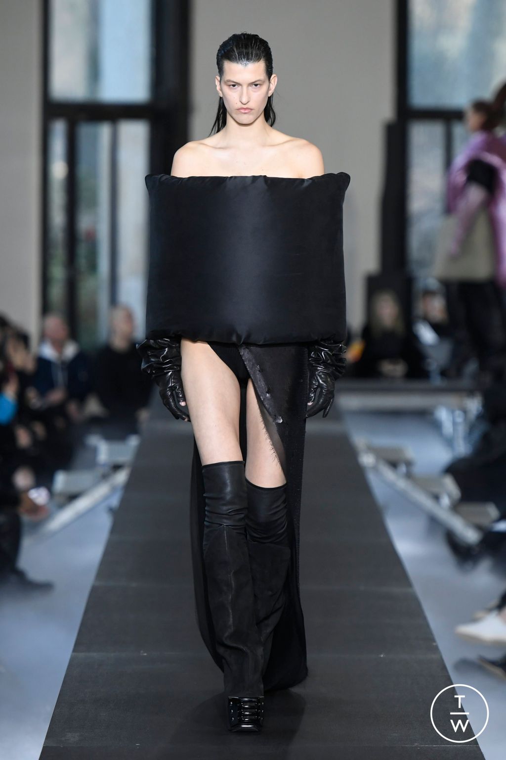 Fashion Week Paris Fall/Winter 2023 look 15 from the Rick Owens collection womenswear