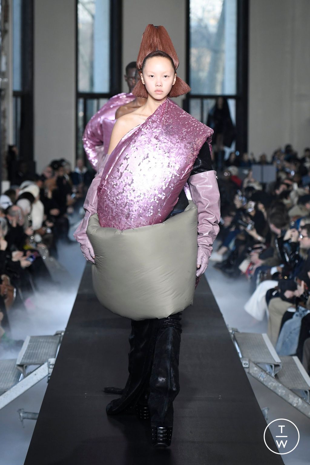 Fashion Week Paris Fall/Winter 2023 look 17 de la collection Rick Owens womenswear