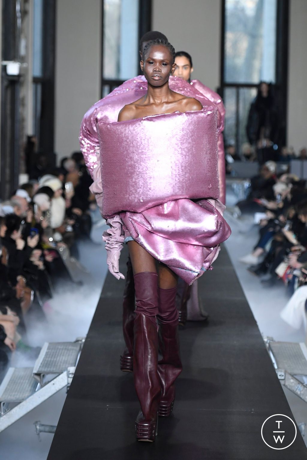 Fashion Week Paris Fall/Winter 2023 look 18 from the Rick Owens collection womenswear