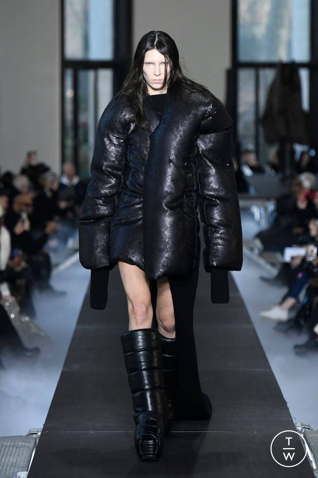 Fashion Week Paris Fall/Winter 2023 look 21 from the Rick Owens collection womenswear