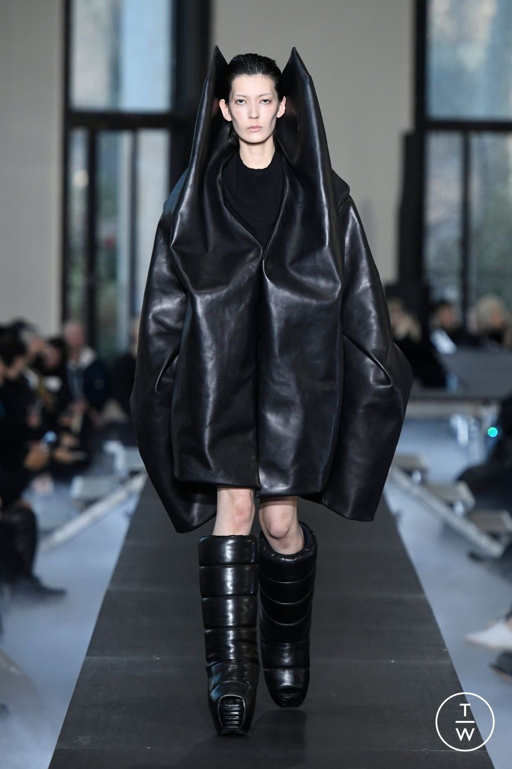 Fashion Week Paris Fall/Winter 2023 look 22 from the Rick Owens collection womenswear