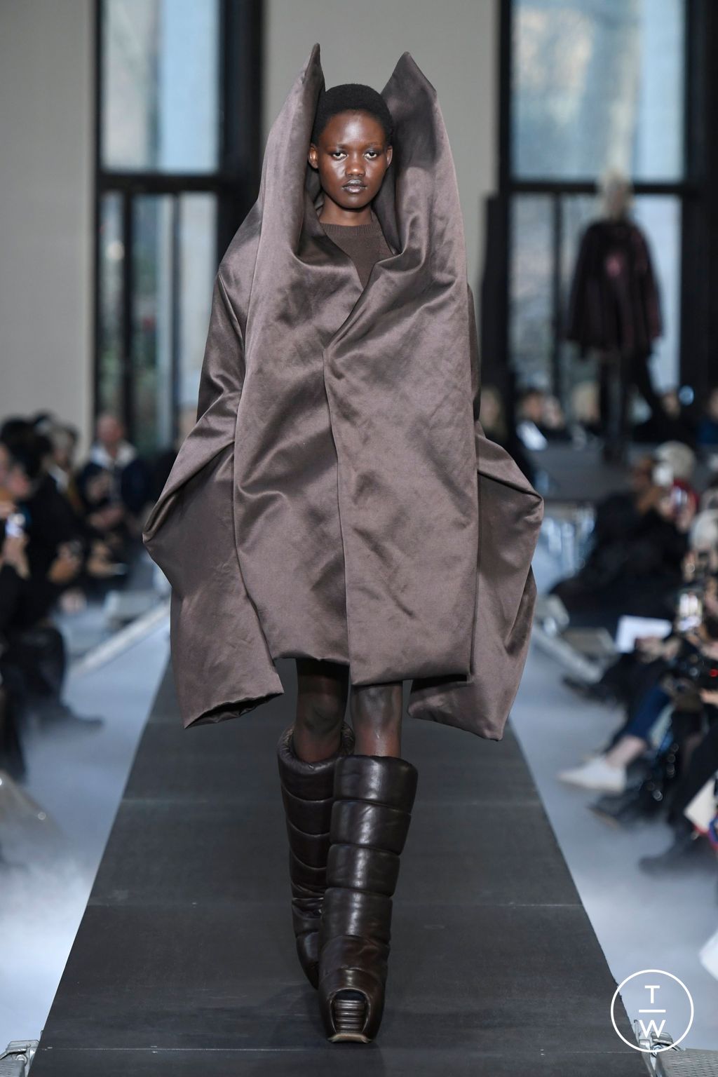 Fashion Week Paris Fall/Winter 2023 look 23 from the Rick Owens collection womenswear