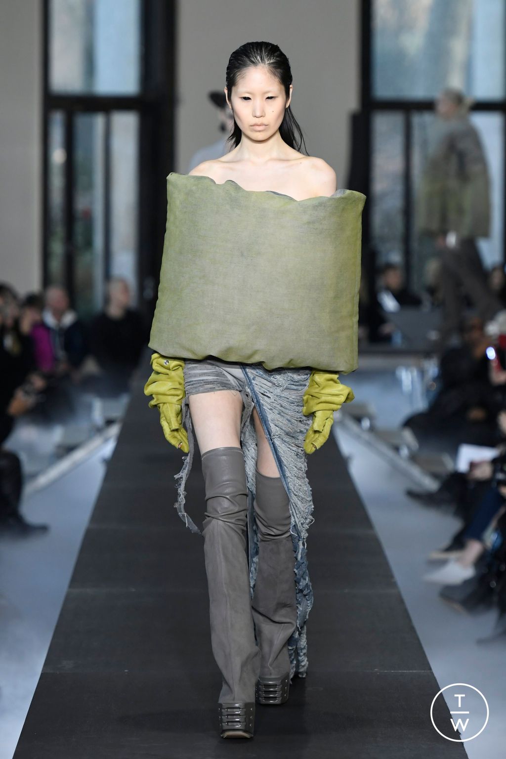 Fashion Week Paris Fall/Winter 2023 look 27 from the Rick Owens collection womenswear