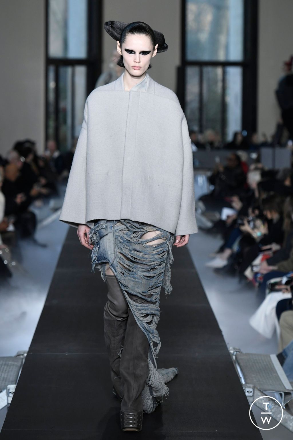Fashion Week Paris Fall/Winter 2023 look 28 from the Rick Owens collection womenswear