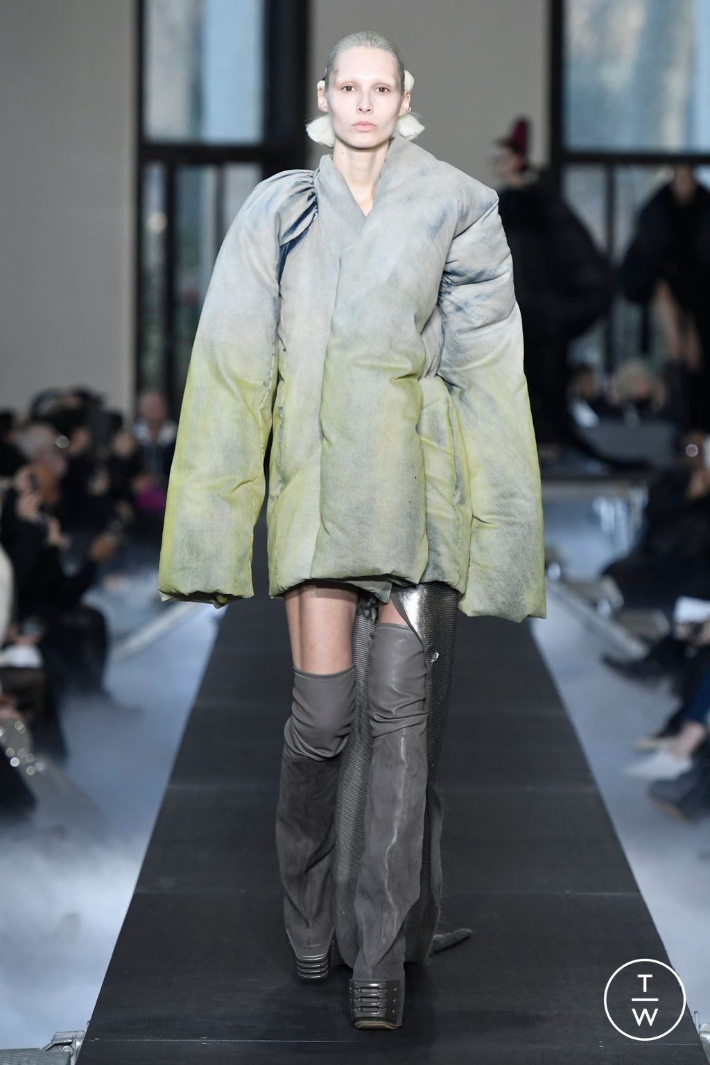 Fashion Week Paris Fall/Winter 2023 look 29 from the Rick Owens collection 女装