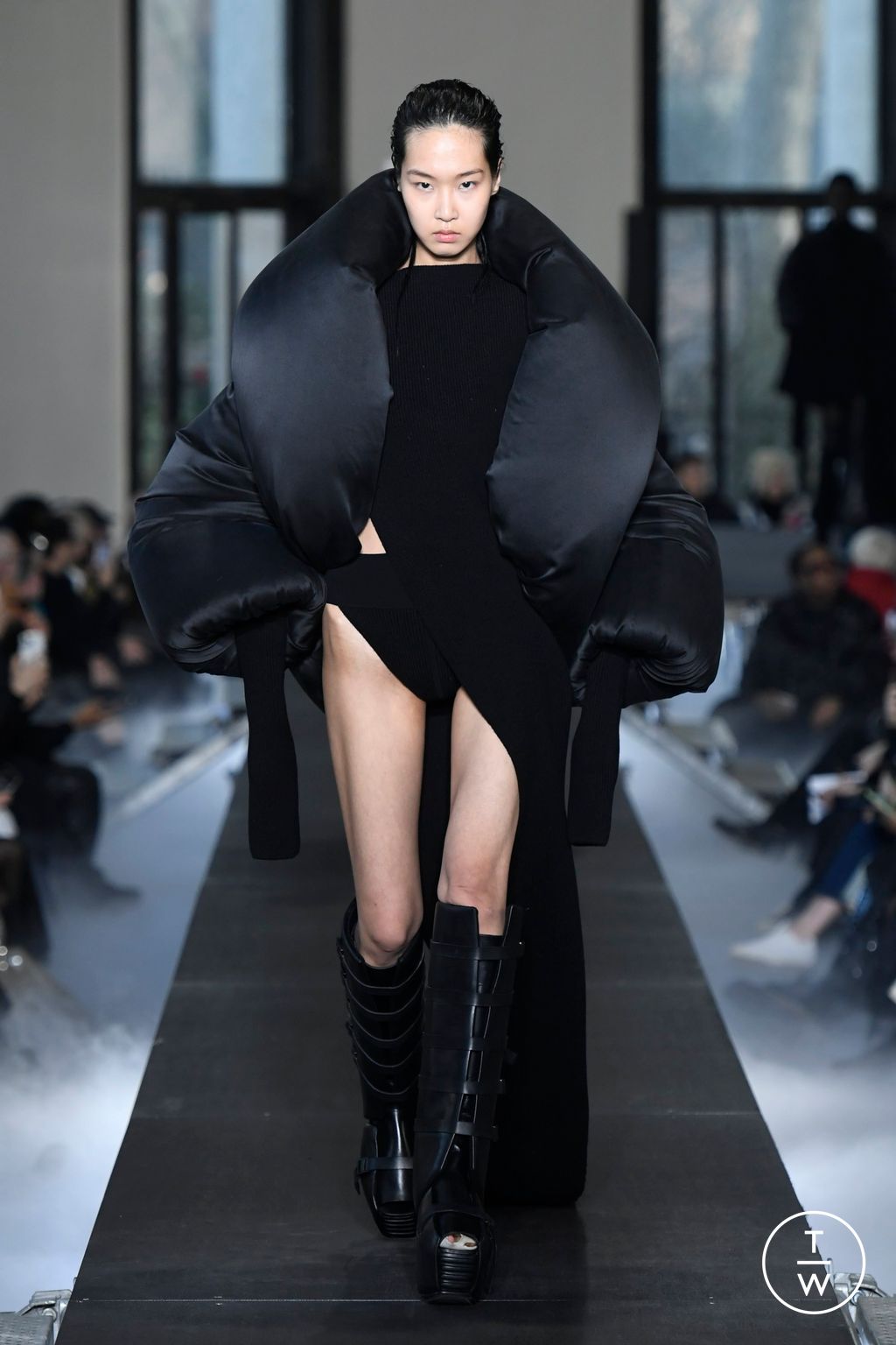 Fashion Week Paris Fall/Winter 2023 look 31 from the Rick Owens collection womenswear