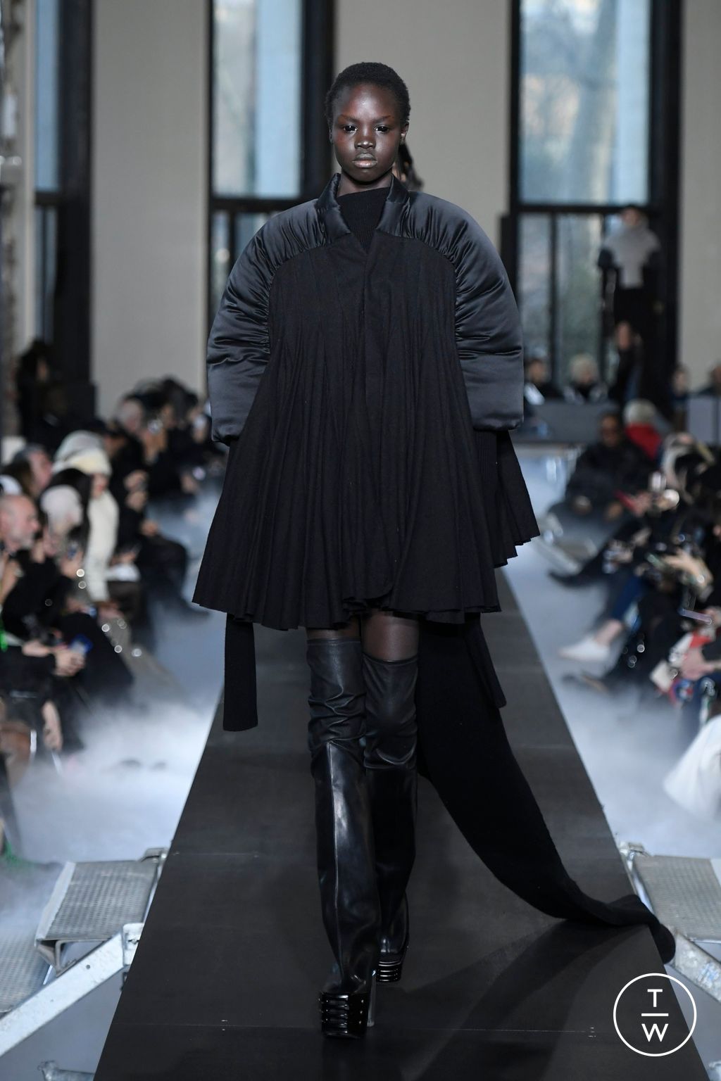 Fashion Week Paris Fall/Winter 2023 look 34 de la collection Rick Owens womenswear