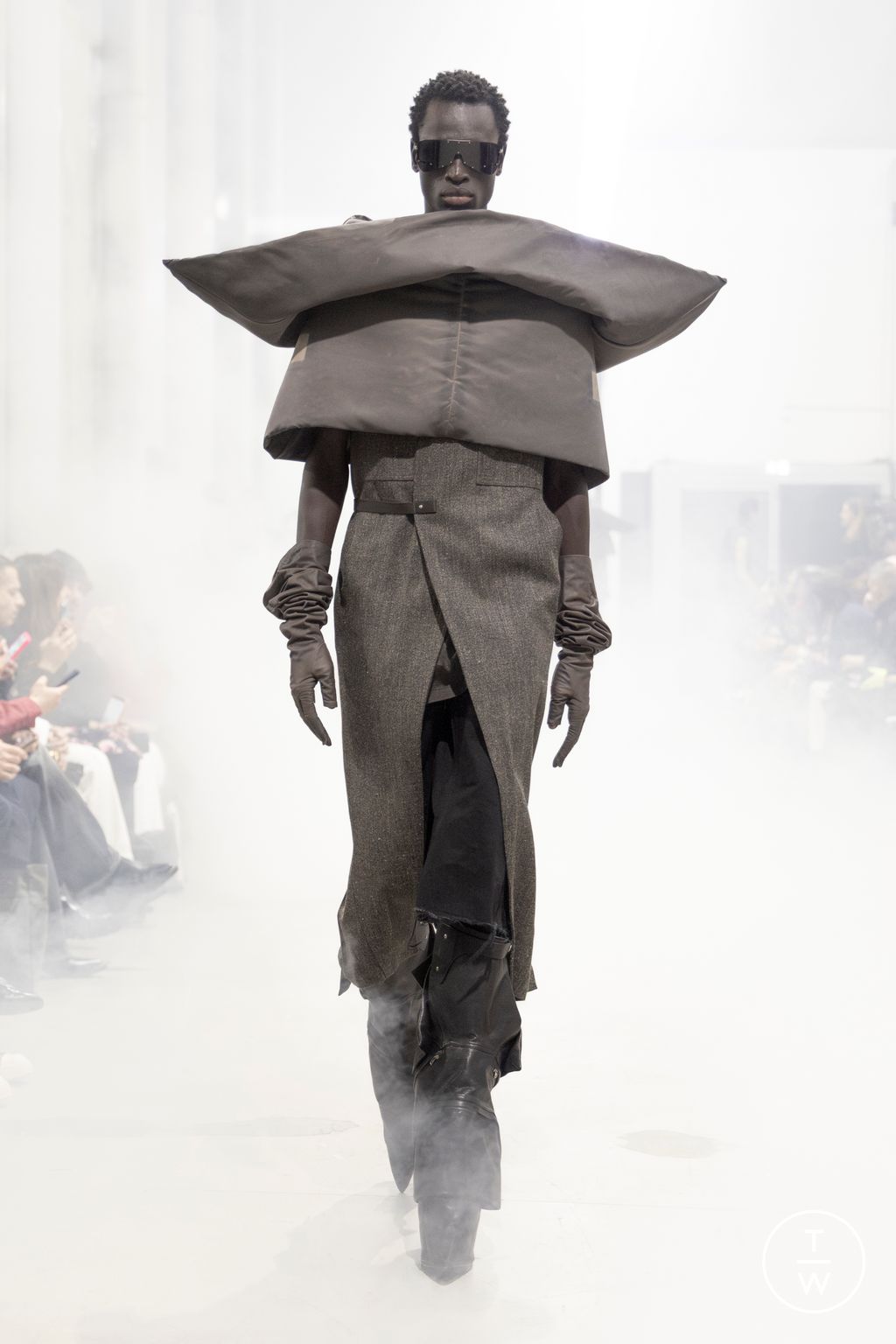 Fashion Week Paris Fall/Winter 2026 look 11 from the Rick Owens collection 男装