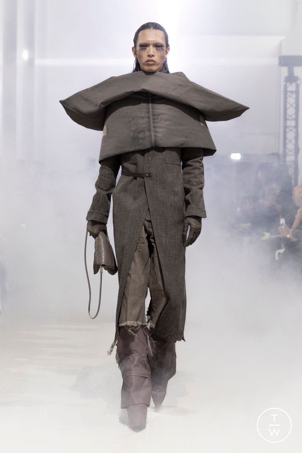 Fashion Week Paris Fall/Winter 2026 look 12 from the Rick Owens collection 男装