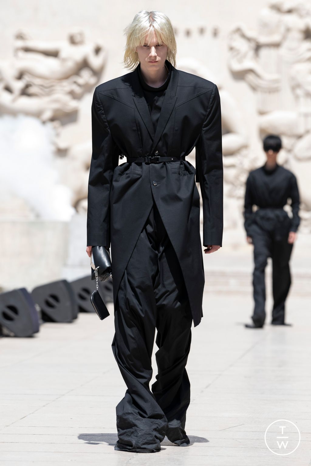 Fashion Week Paris Spring/Summer 2023 look 5 from the Rick Owens collection 男装