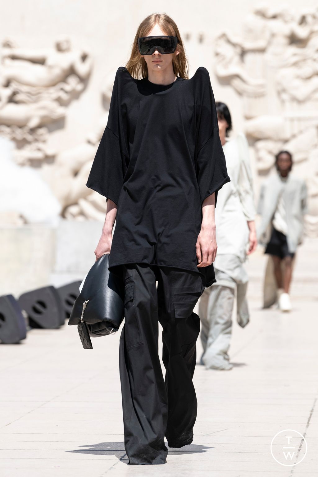 Fashion Week Paris Spring/Summer 2023 look 9 from the Rick Owens collection 男装