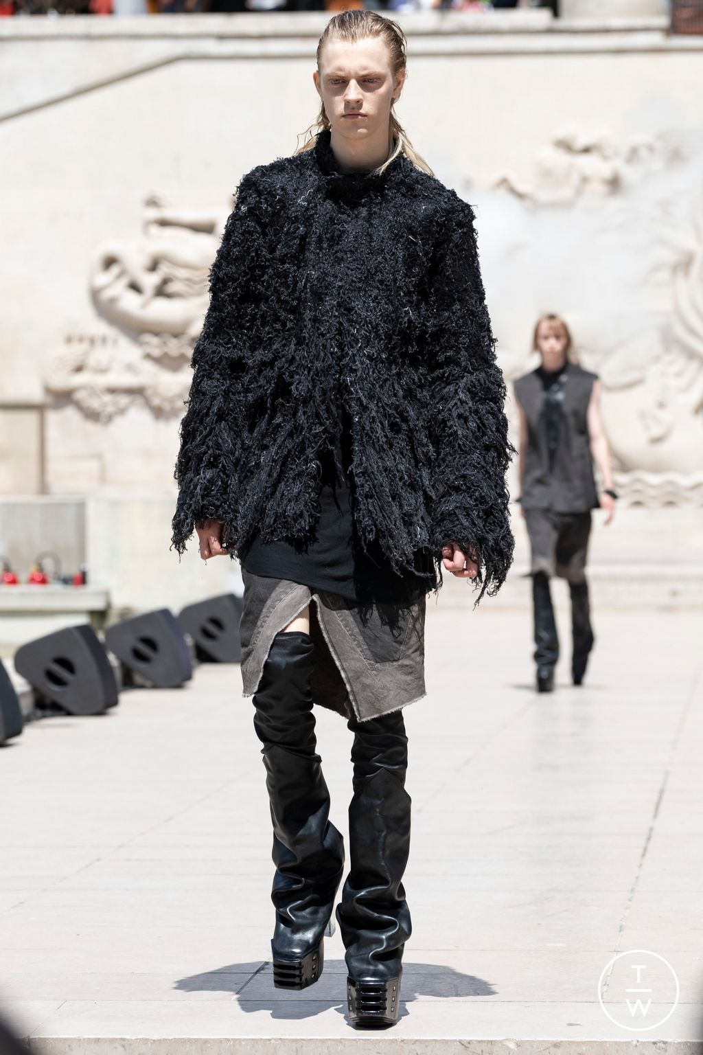 Fashion Week Paris Spring/Summer 2023 look 15 de la collection Rick Owens menswear