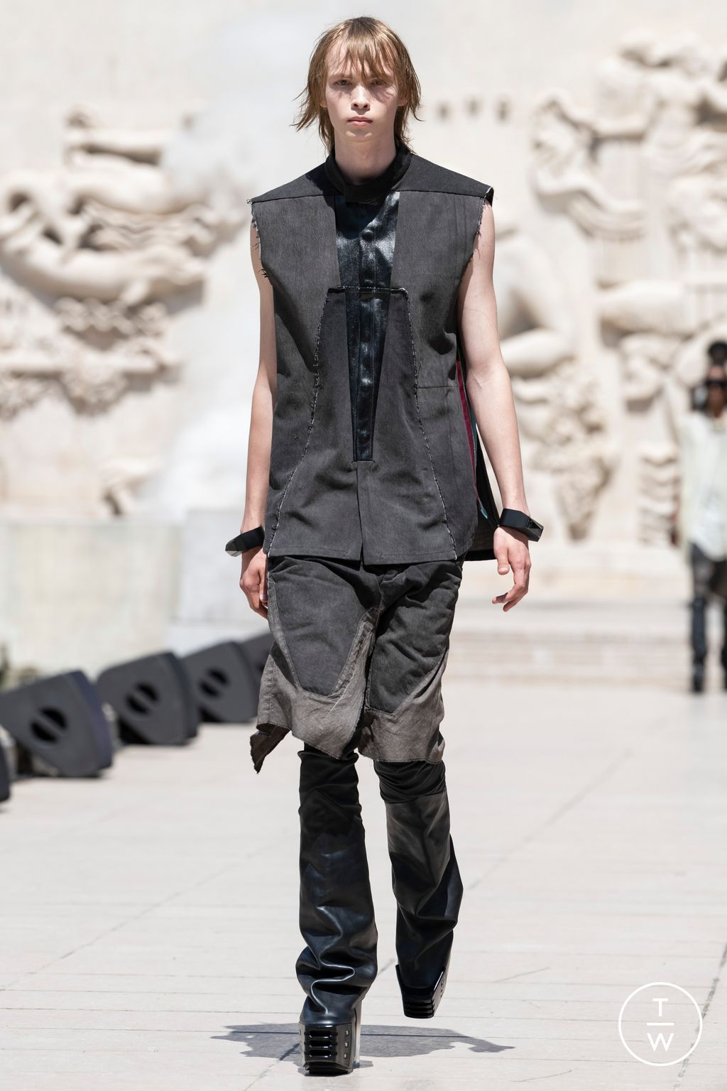 Fashion Week Paris Spring/Summer 2023 look 16 from the Rick Owens collection 男装
