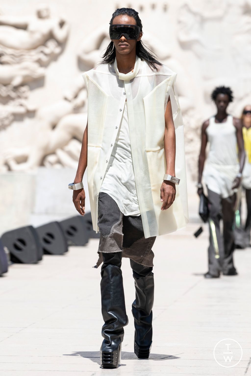 Fashion Week Paris Spring/Summer 2023 look 17 from the Rick Owens collection 男装