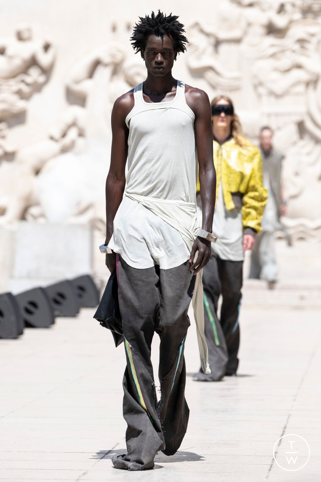 Fashion Week Paris Spring/Summer 2023 look 18 from the Rick Owens collection 男装