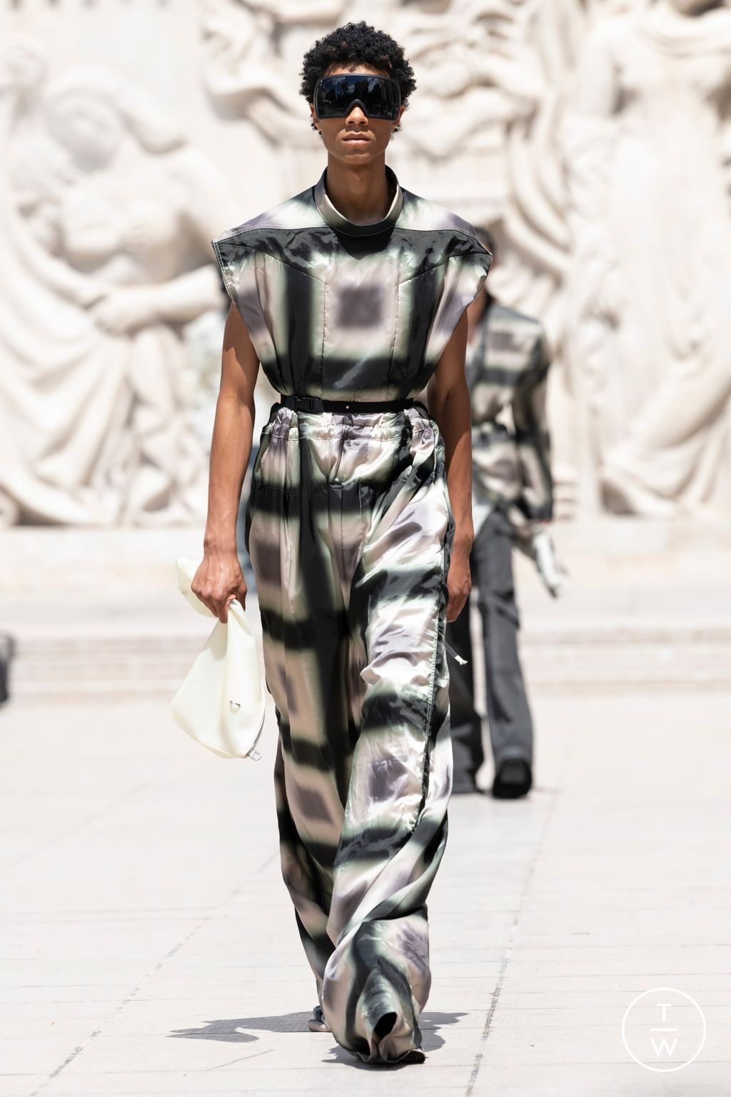Fashion Week Paris Spring/Summer 2023 look 23 de la collection Rick Owens menswear