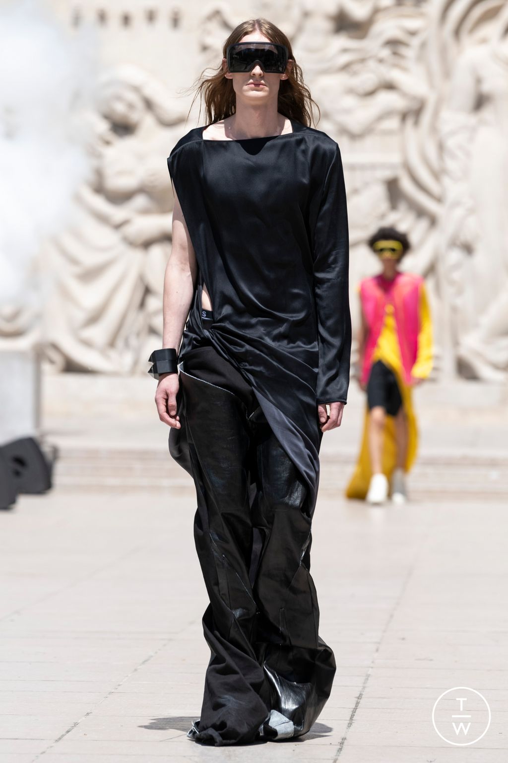 Fashion Week Paris Spring/Summer 2023 look 38 from the Rick Owens collection 男装