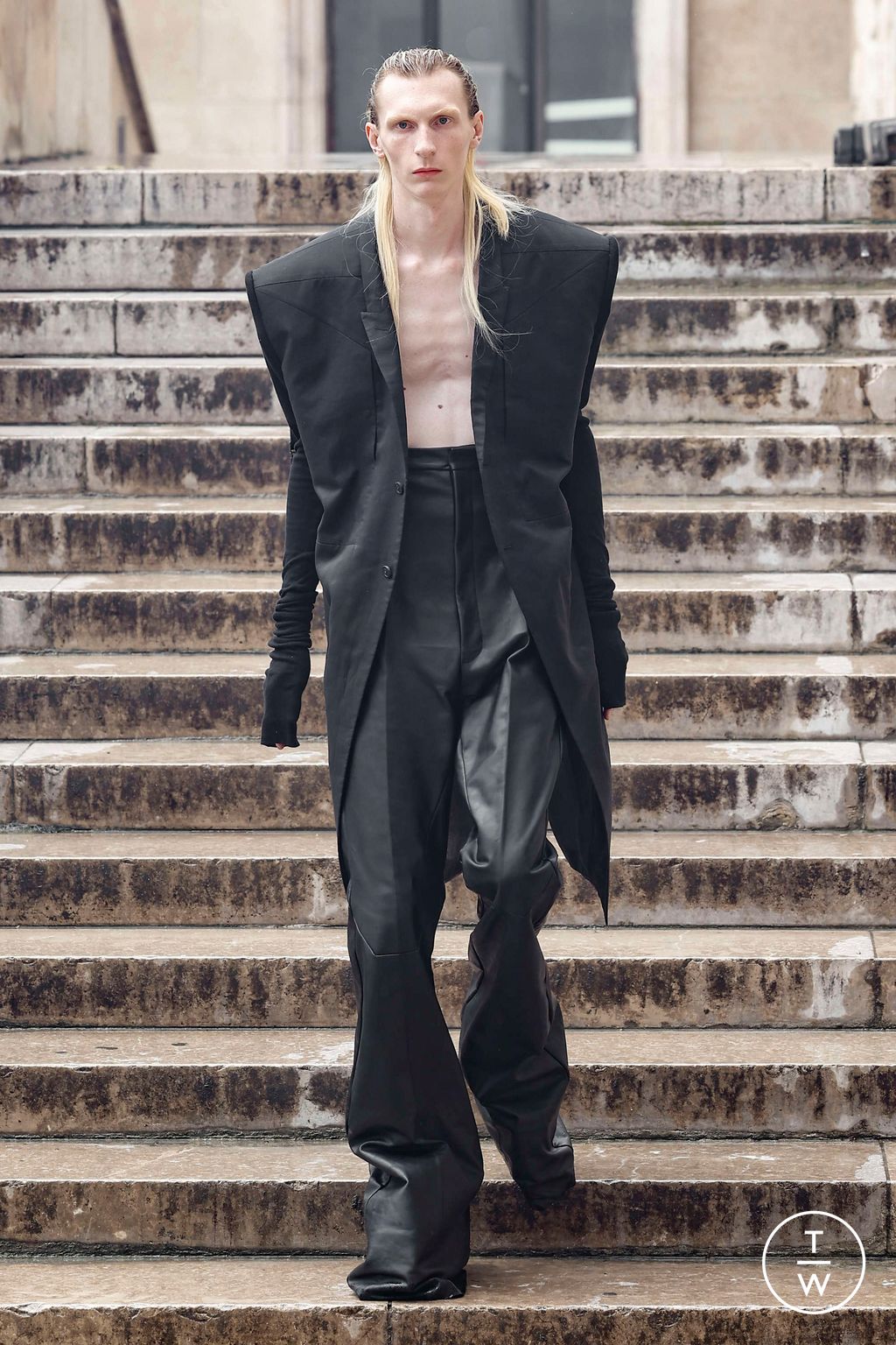 Fashion Week Paris Spring/Summer 2024 look 18 from the Rick Owens collection 男装