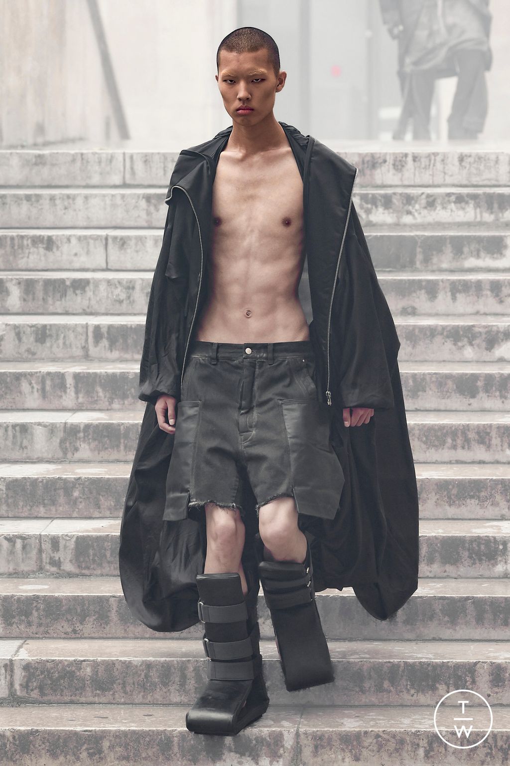 Fashion Week Paris Spring/Summer 2024 look 39 from the Rick Owens collection 男装