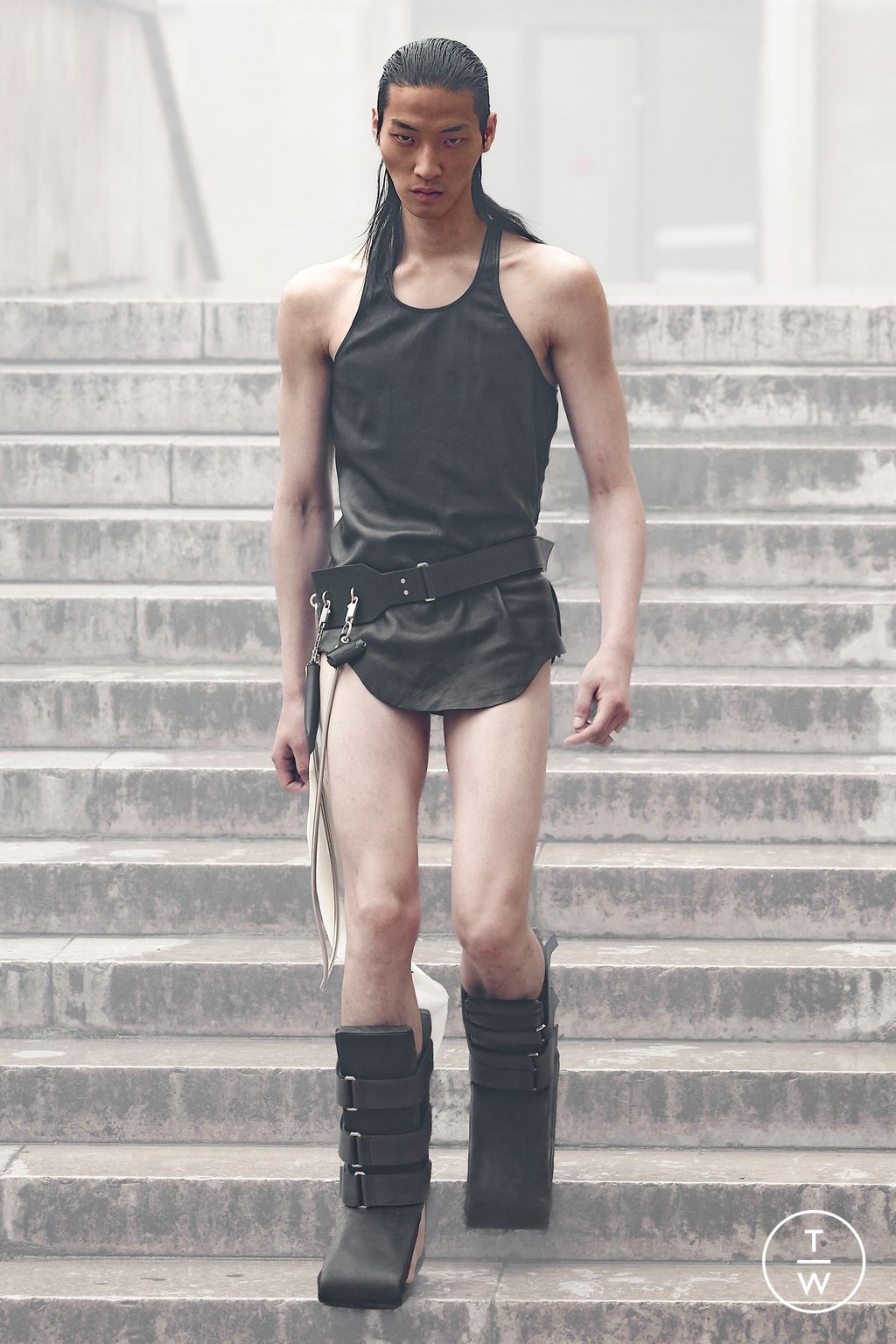 Fashion Week Paris Spring/Summer 2024 look 44 from the Rick Owens collection 男装