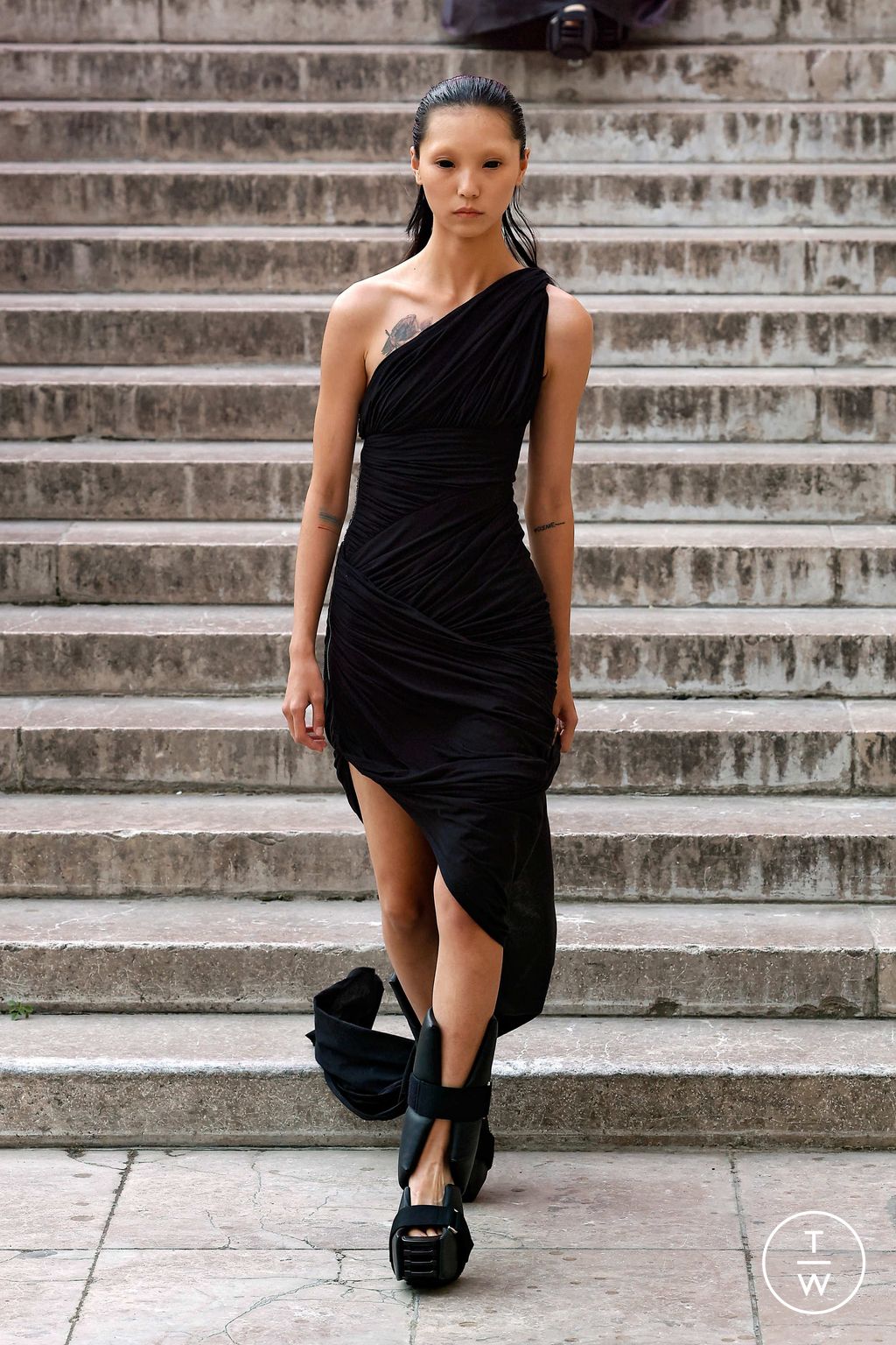 Fashion Week Paris Spring/Summer 2024 look 7 de la collection Rick Owens womenswear