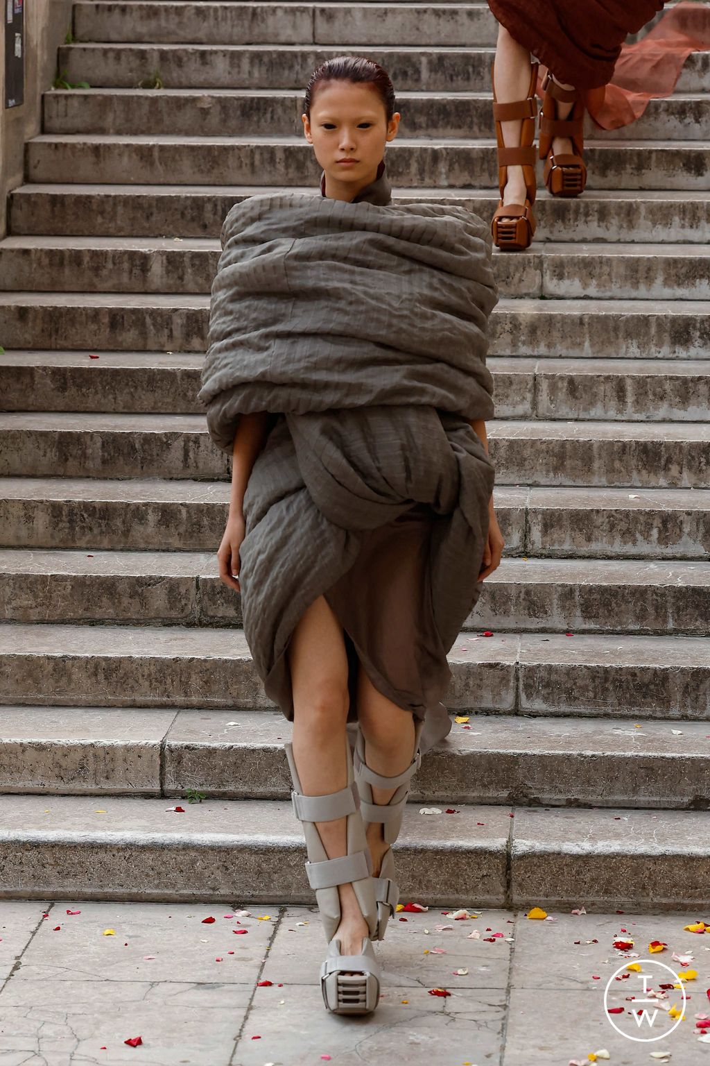 Fashion Week Paris Spring/Summer 2024 look 32 from the Rick Owens collection 女装