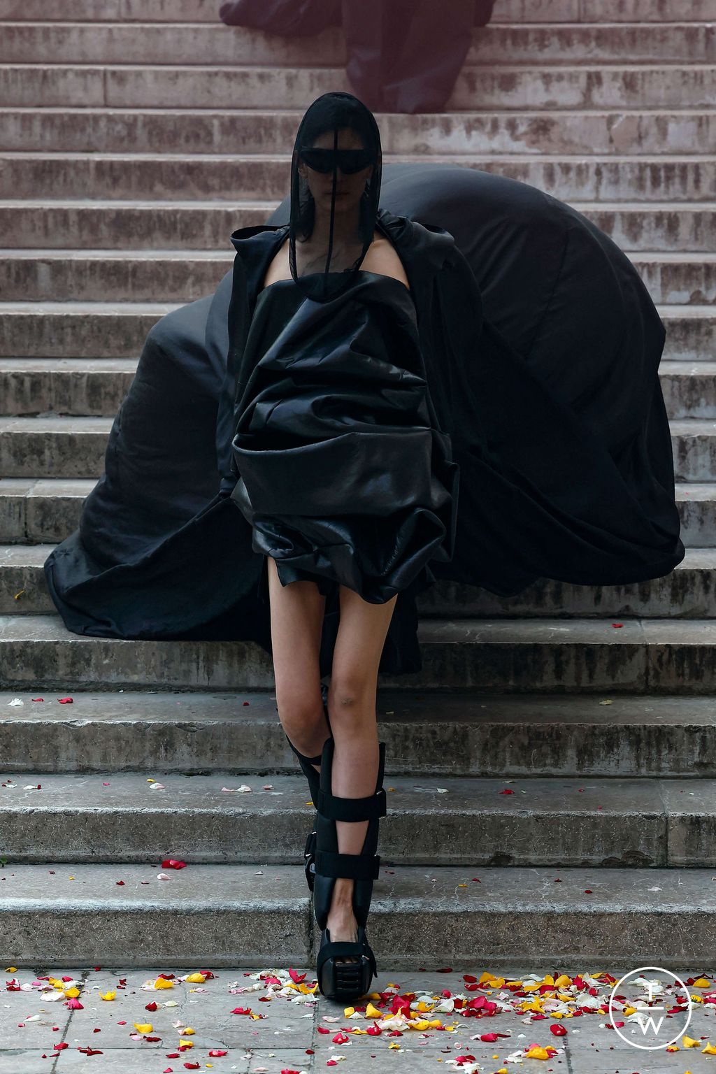 Fashion Week Paris Spring/Summer 2024 look 40 from the Rick Owens collection 女装
