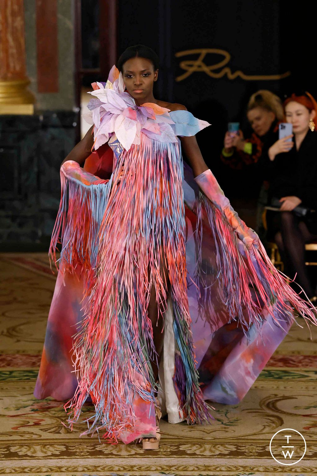 Fashion Week Paris Spring/Summer 2025 look 16 from the Robert Abi Nader collection couture