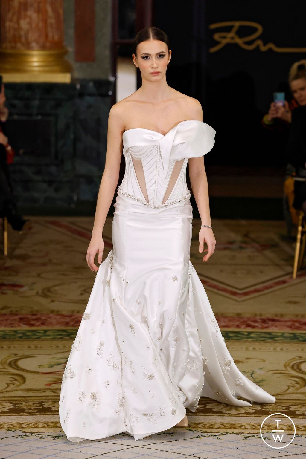 Fashion Week Paris Spring/Summer 2025 look 17 from the Robert Abi Nader collection couture