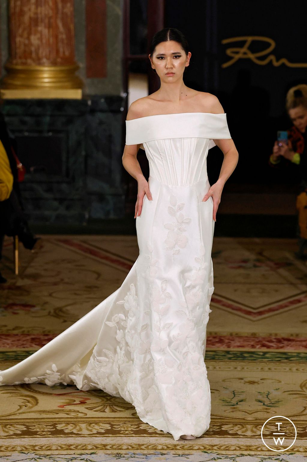 Fashion Week Paris Spring/Summer 2025 look 18 from the Robert Abi Nader collection couture