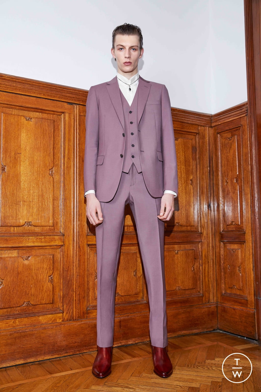 Fashion Week Milan Fall/Winter 2018 look 18 from the Roberto Cavalli collection 男装