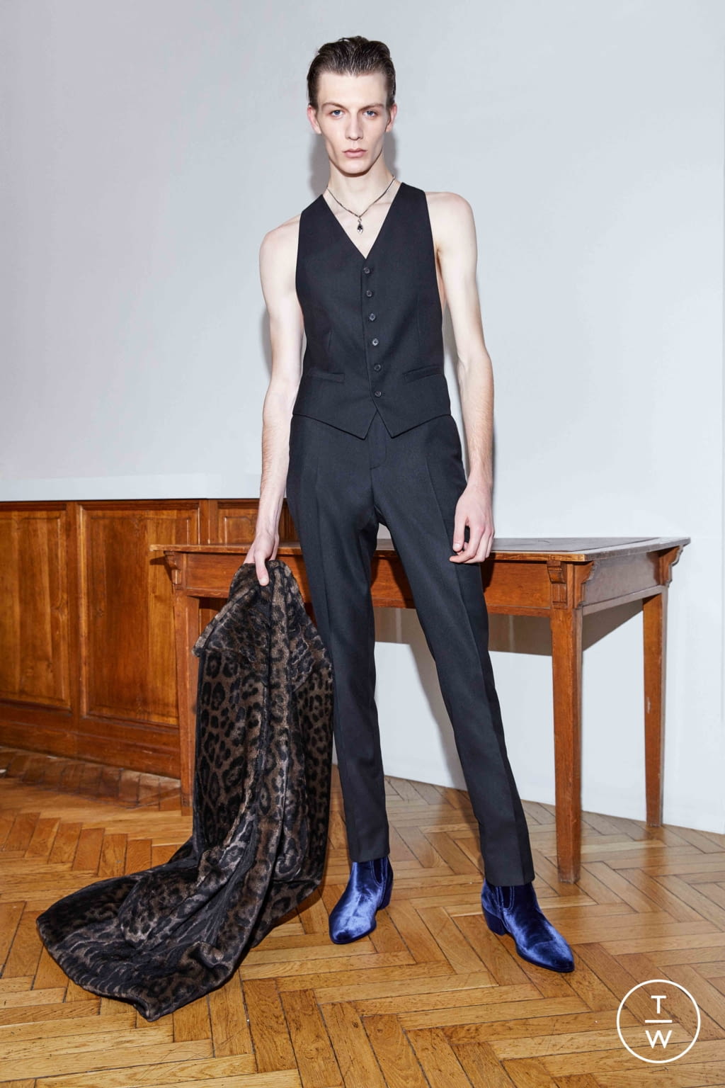 Fashion Week Milan Fall/Winter 2018 look 21 from the Roberto Cavalli collection 男装