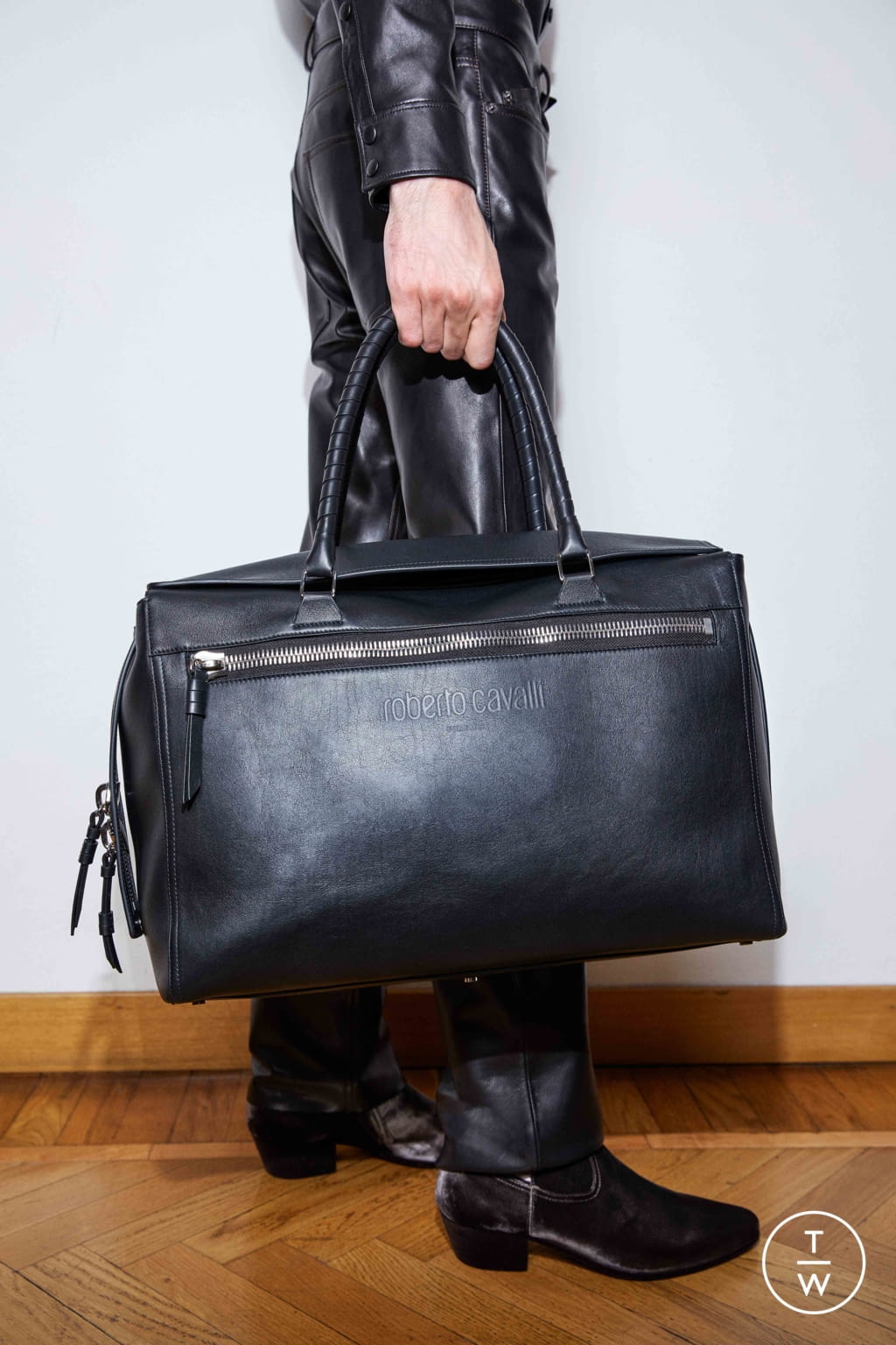 Fashion Week Milan Fall/Winter 2018 look 22 from the Roberto Cavalli collection menswear