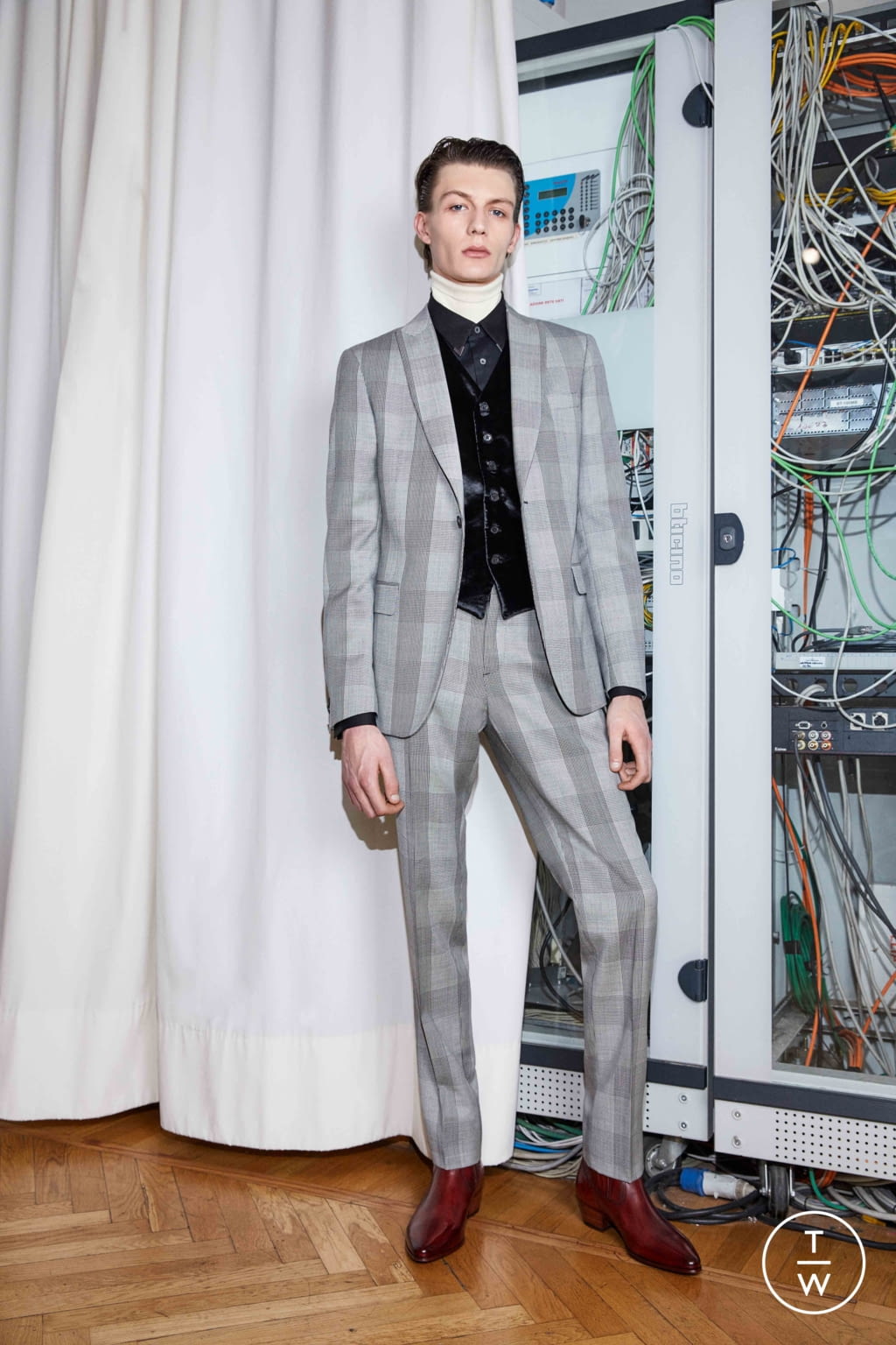 Fashion Week Milan Fall/Winter 2018 look 29 from the Roberto Cavalli collection 男装