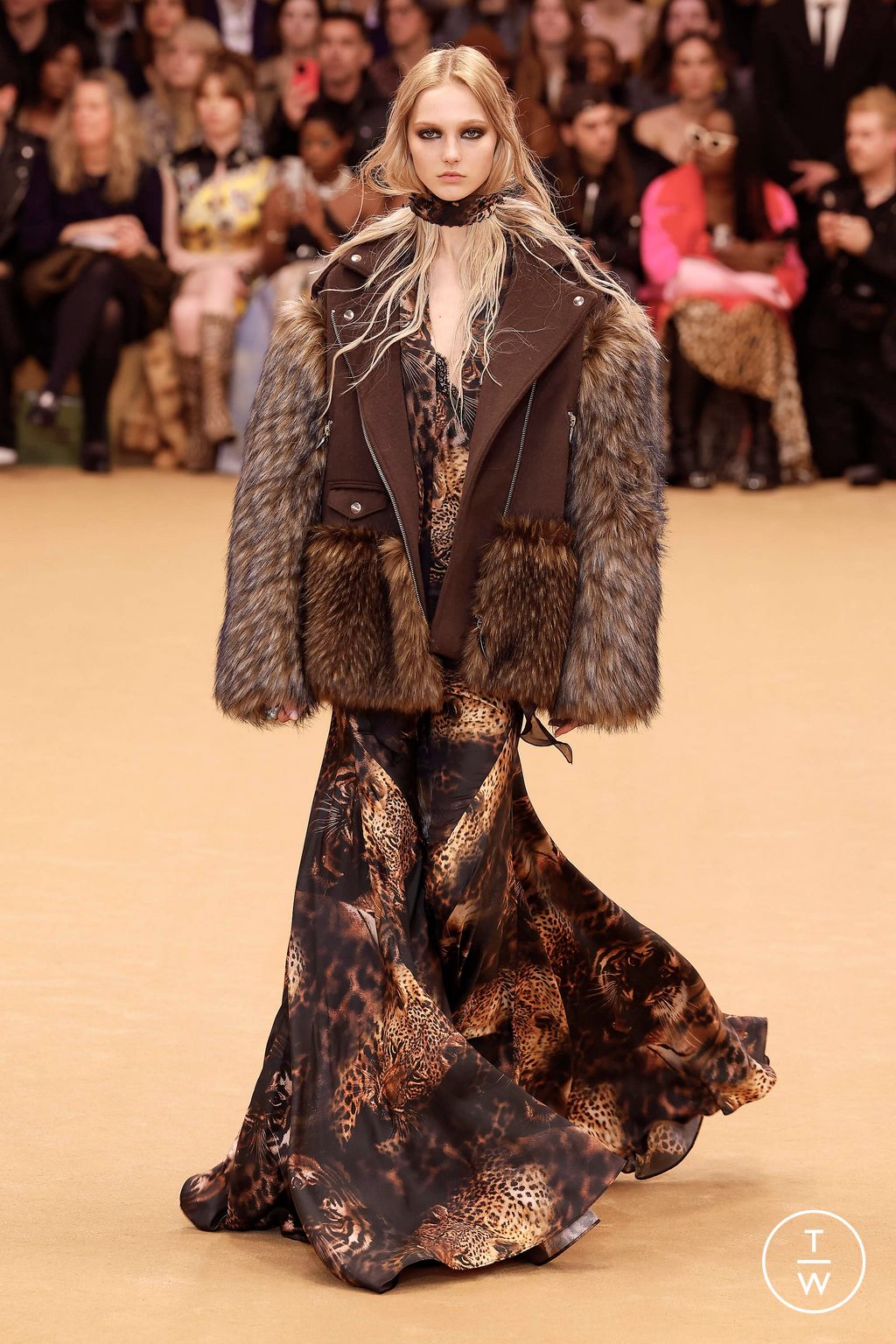 Fashion Week Milan Fall/Winter 2023 look 12 from the Roberto Cavalli collection 女装