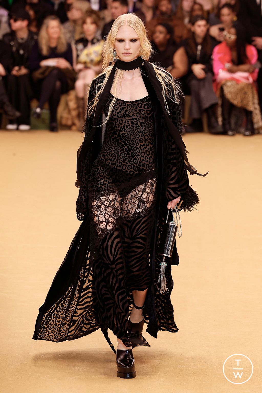 Fashion Week Milan Fall/Winter 2023 look 37 from the Roberto Cavalli collection 女装