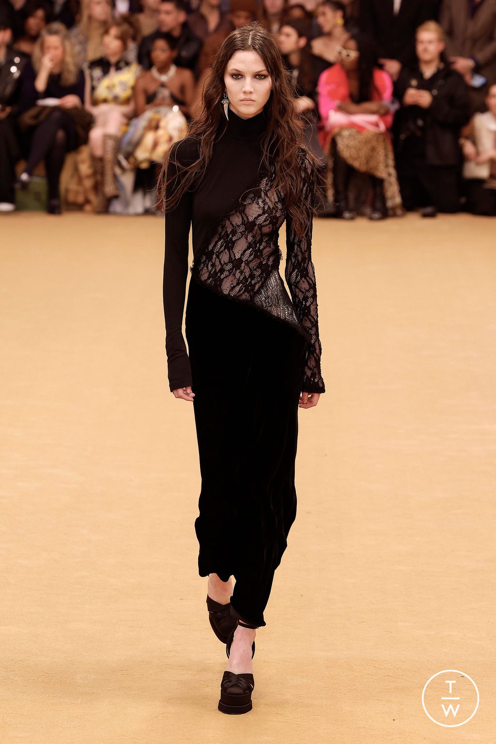 Fashion Week Milan Fall/Winter 2023 look 45 from the Roberto Cavalli collection 女装