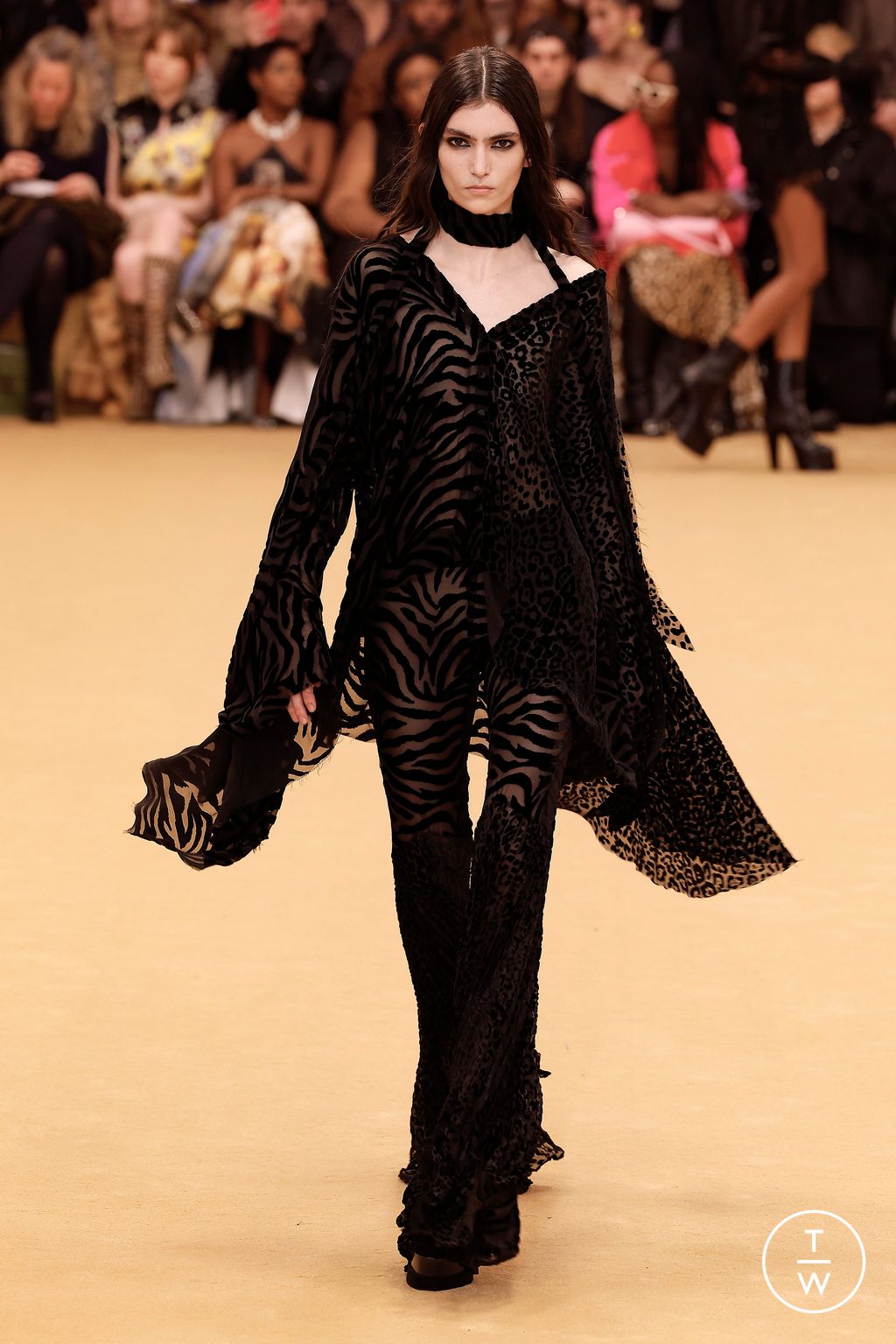 Fashion Week Milan Fall/Winter 2023 look 46 from the Roberto Cavalli collection 女装