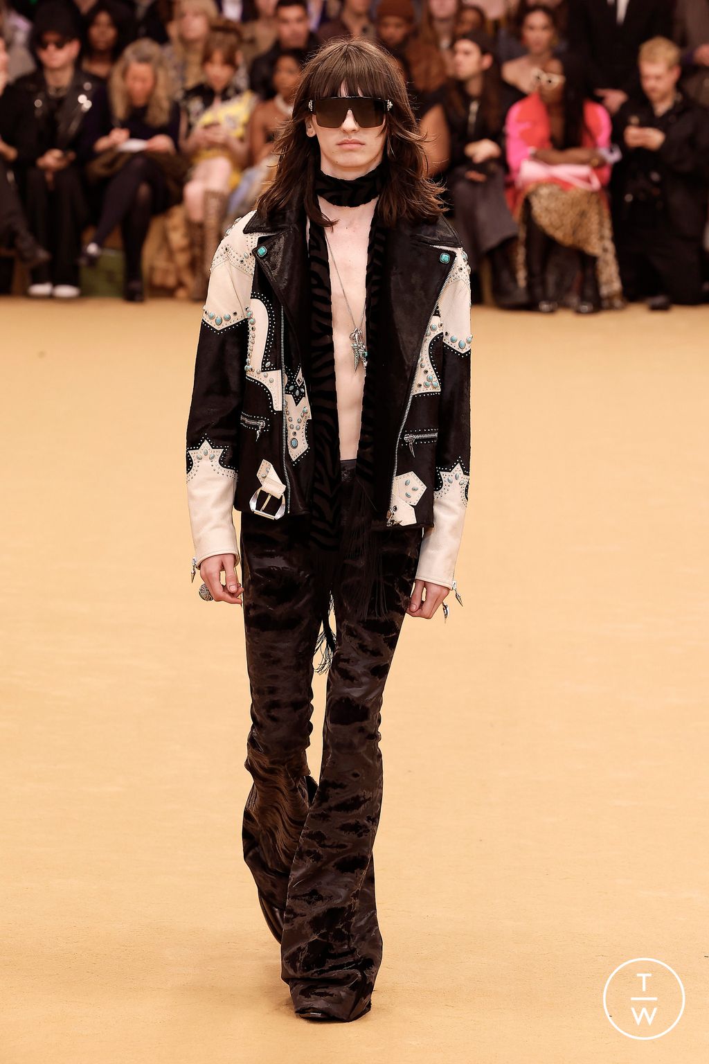 Fashion Week Milan Fall/Winter 2023 look 48 from the Roberto Cavalli collection 女装