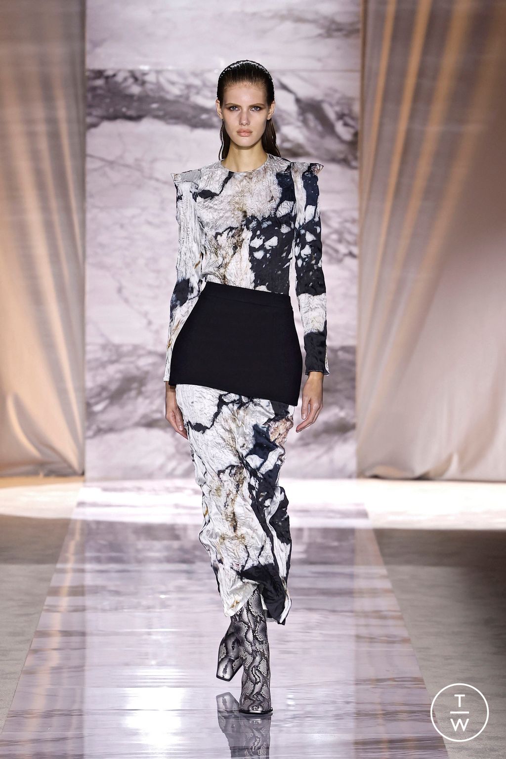 Fashion Week Milan Fall/Winter 2024 look 1 from the Roberto Cavalli collection 女装