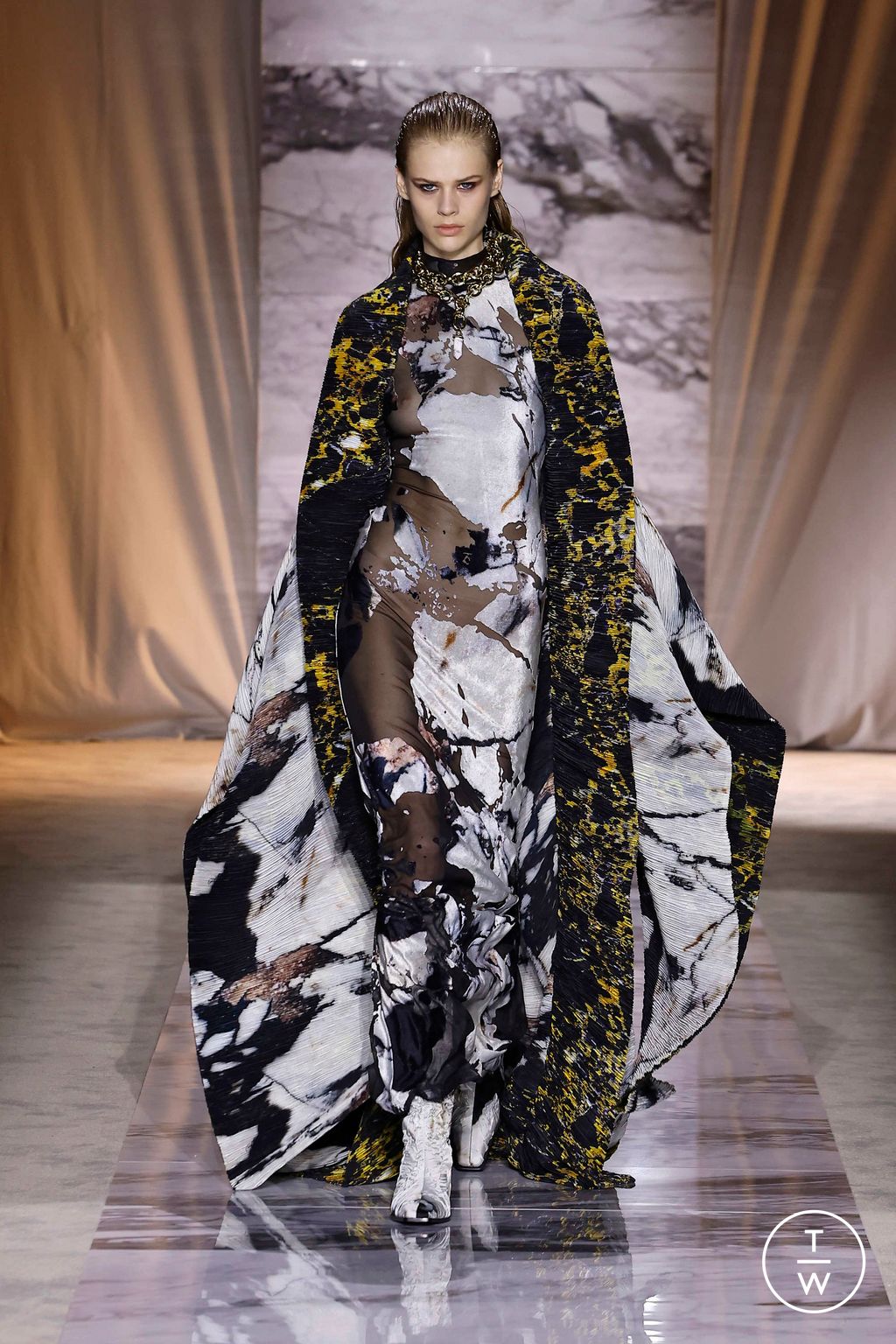 Fashion Week Milan Fall/Winter 2024 look 4 from the Roberto Cavalli collection 女装