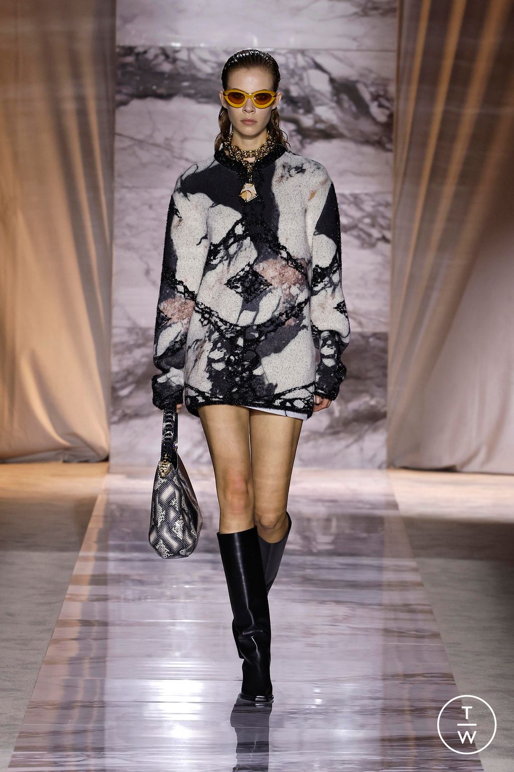 Fashion Week Milan Fall/Winter 2024 look 11 from the Roberto Cavalli collection 女装