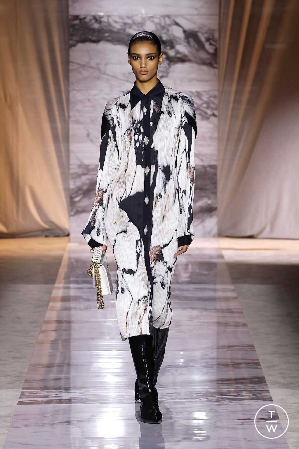 Fashion Week Milan Fall/Winter 2024 look 12 from the Roberto Cavalli collection 女装