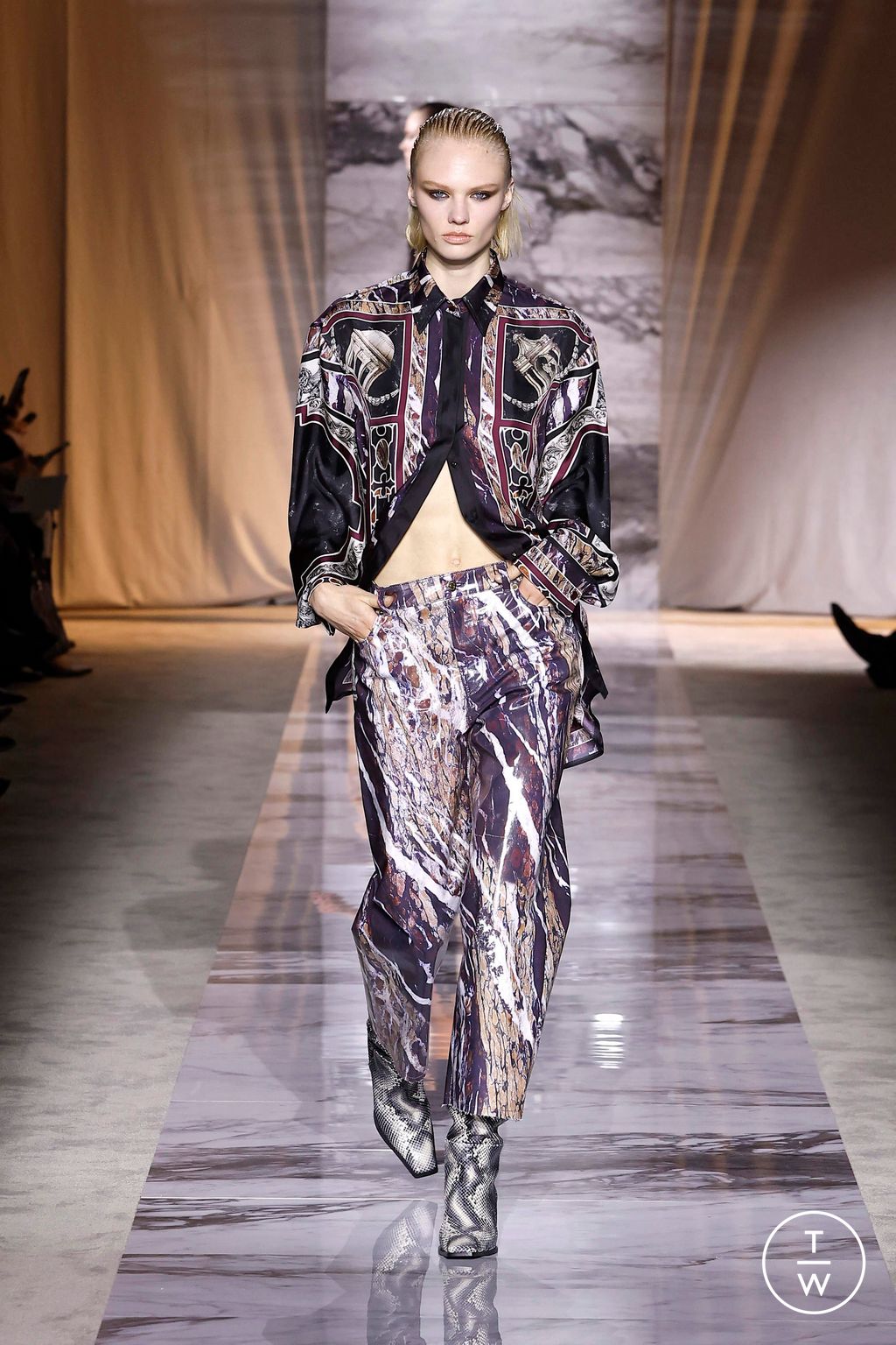 Fashion Week Milan Fall/Winter 2024 look 18 from the Roberto Cavalli collection 女装