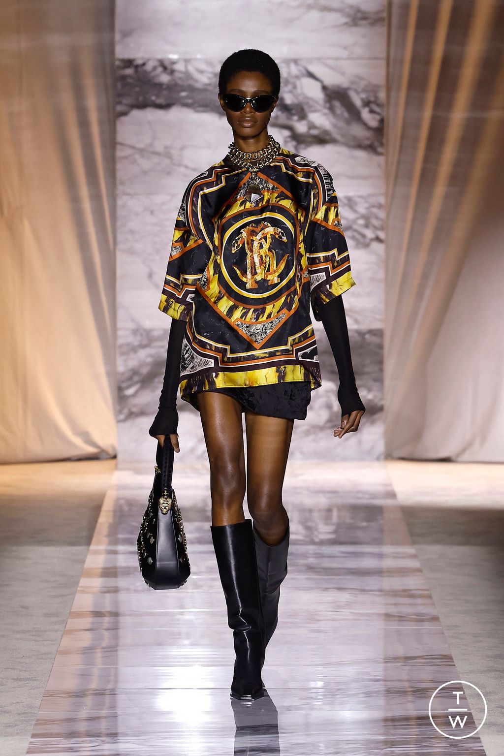 Fashion Week Milan Fall/Winter 2024 look 29 from the Roberto Cavalli collection 女装