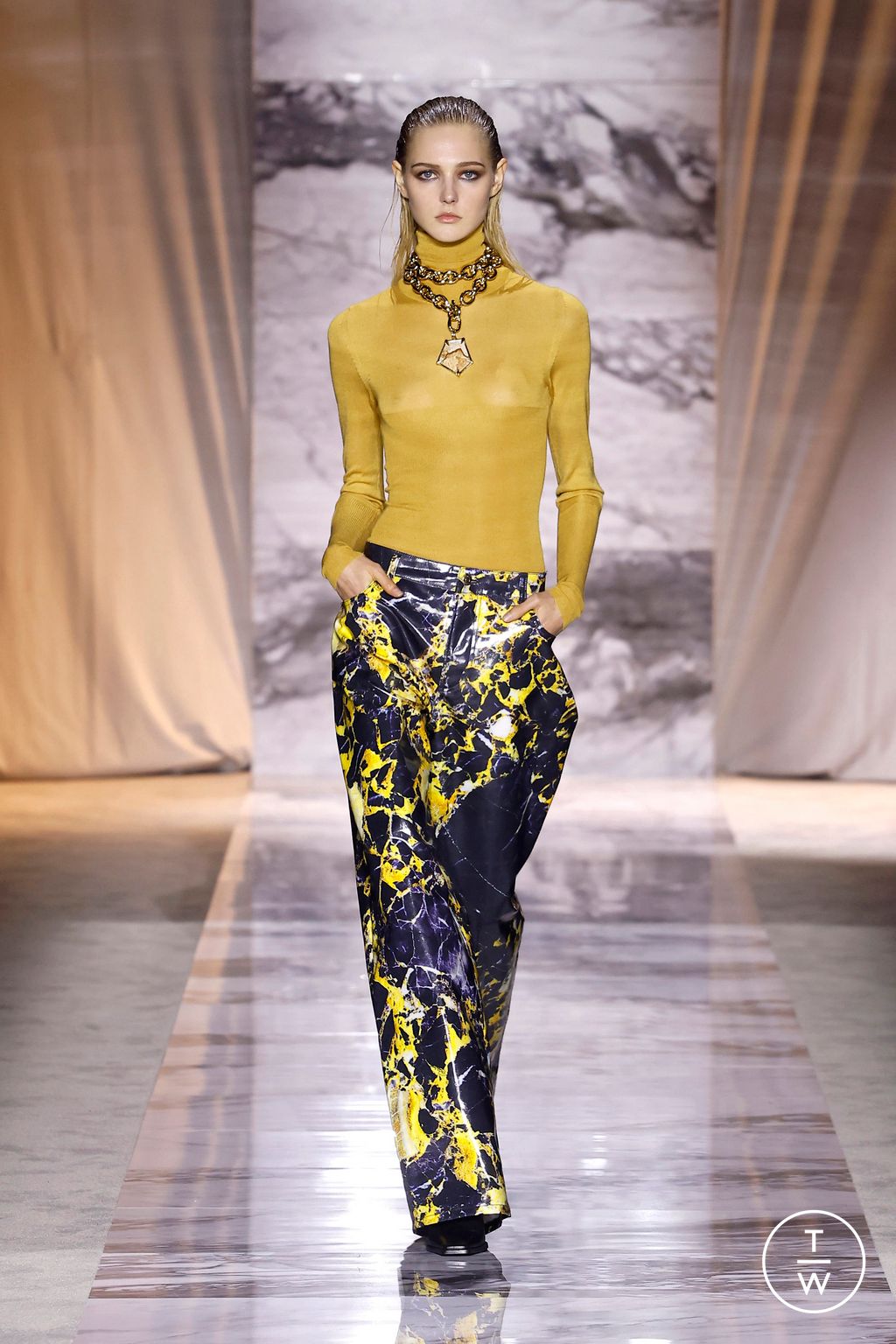 Fashion Week Milan Fall/Winter 2024 look 30 from the Roberto Cavalli collection 女装