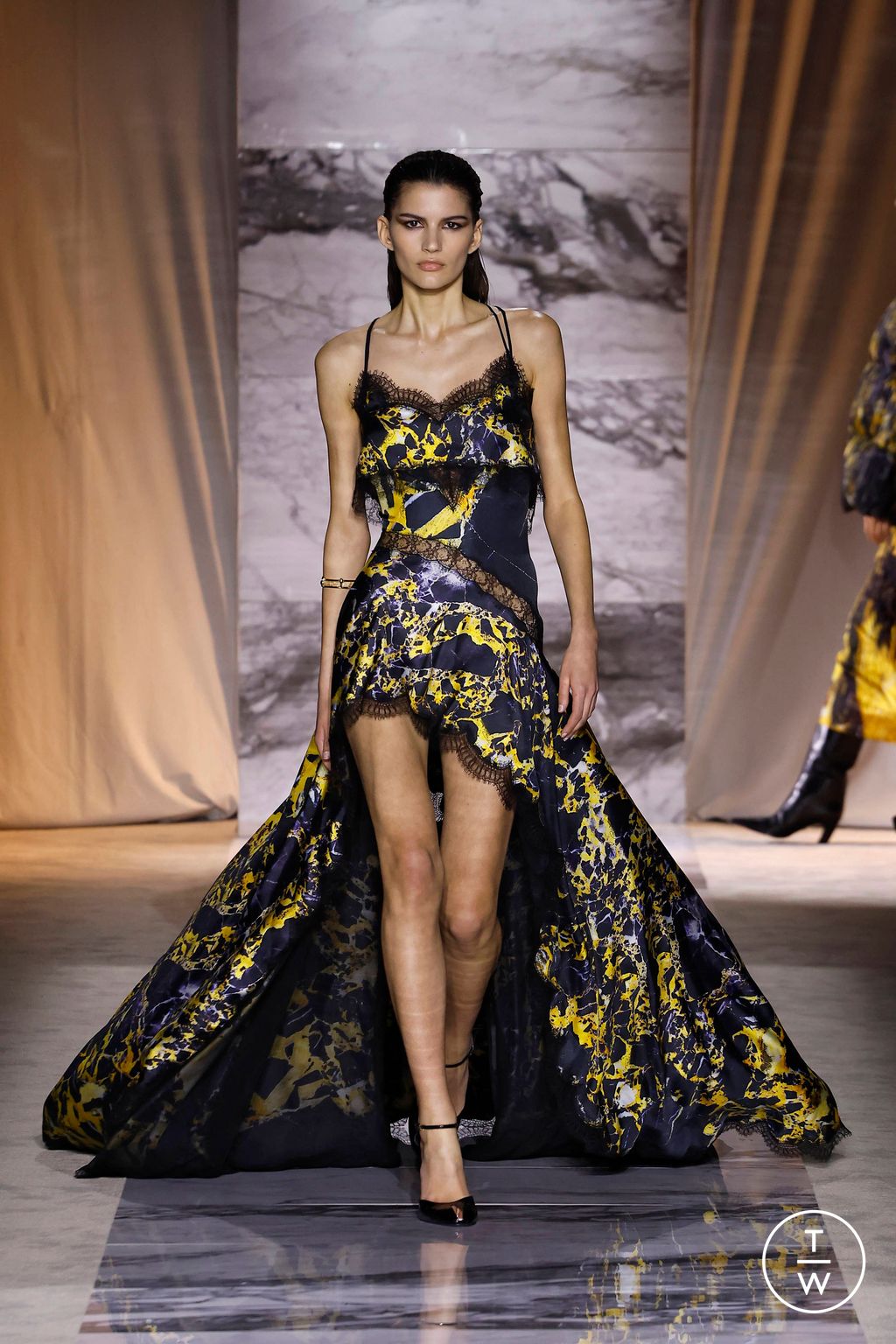 Fashion Week Milan Fall/Winter 2024 look 34 from the Roberto Cavalli collection 女装