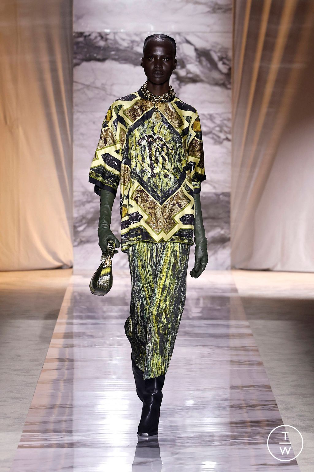 Fashion Week Milan Fall/Winter 2024 look 37 from the Roberto Cavalli collection 女装