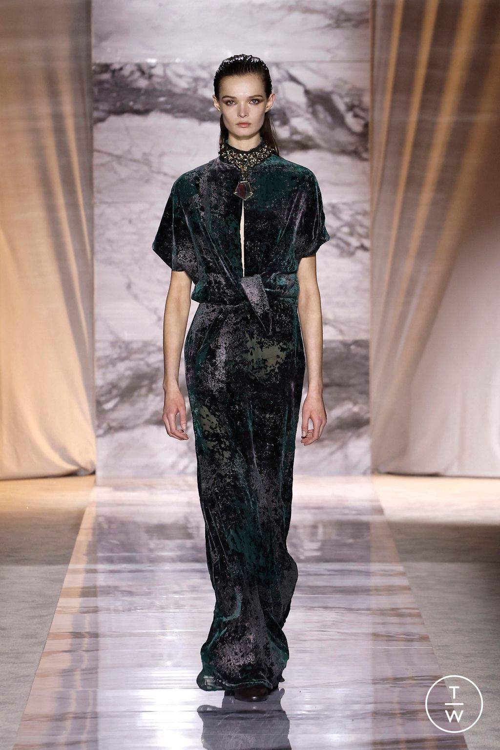 Fashion Week Milan Fall/Winter 2024 look 42 from the Roberto Cavalli collection 女装