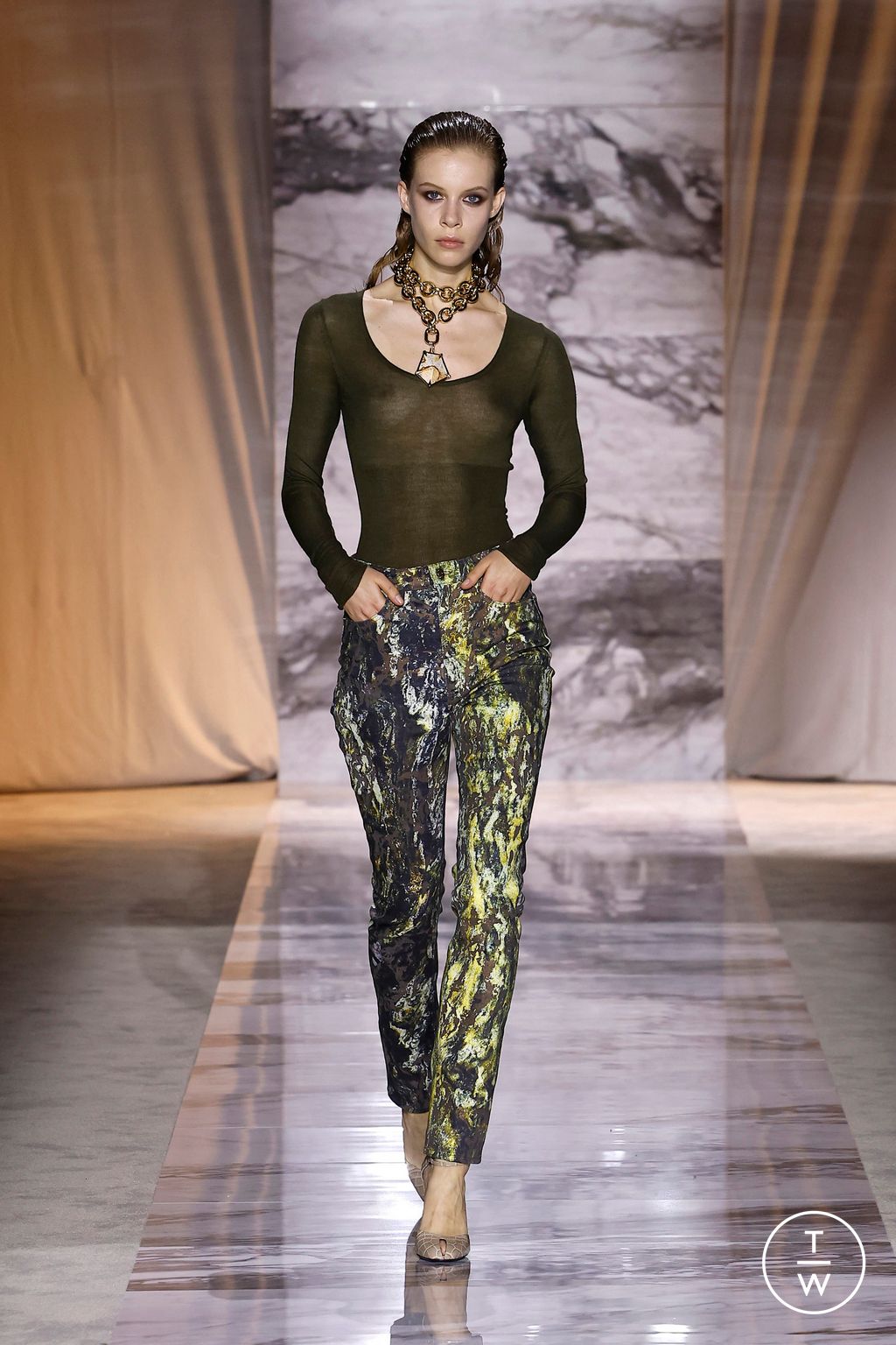 Fashion Week Milan Fall/Winter 2024 look 43 from the Roberto Cavalli collection 女装